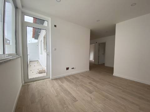 Andar de Moradia T3 - 1º Andar - 1 TERRAÇO - 2 Varandas em Santa Iria da Azóia