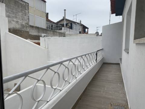 Andar de Moradia T3 - 1º Andar - 1 TERRAÇO - 2 Varandas em Santa Iria da Azóia