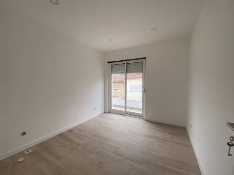 Andar de Moradia T3 - 1º Andar - 1 TERRAÇO - 2 Varandas em Santa Iria da Azóia