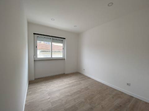 Andar de Moradia T3 - 1º Andar - 1 TERRAÇO - 2 Varandas em Santa Iria da Azóia