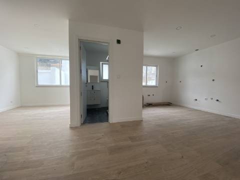 Andar de Moradia T3 - 1º Andar - 1 TERRAÇO - 2 Varandas em Santa Iria da Azóia