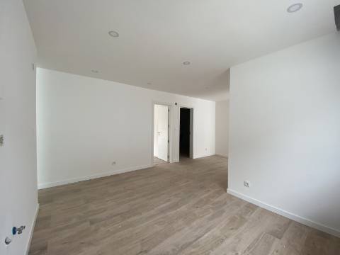 Andar de Moradia T3 - 1º Andar - 1 TERRAÇO - 2 Varandas em Santa Iria da Azóia