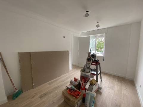 T2+1 Alverca - Apartamento Remodelado - RCH ALTO - Central