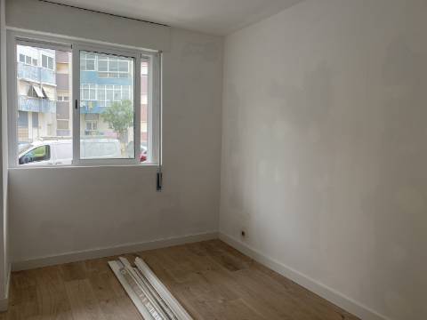 T2+1 Alverca - Apartamento Remodelado - RCH ALTO - Central