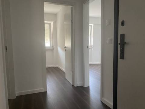 Apartamento T2 - Moscavide - Remodelado - A Estrear - Junto ao Metro