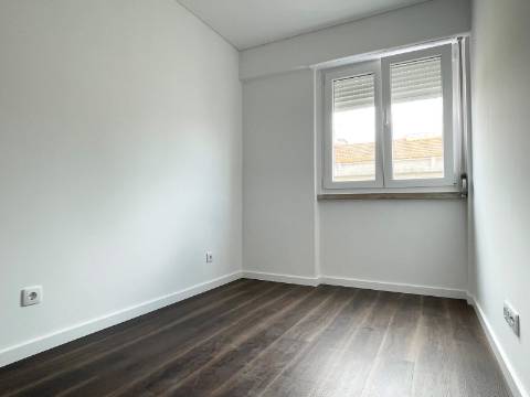 Apartamento T2 - Moscavide - Remodelado - A Estrear - Junto ao Metro