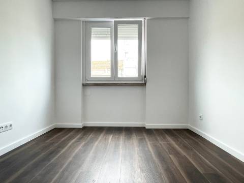 Apartamento T2 - Moscavide - Remodelado - A Estrear - Junto ao Metro