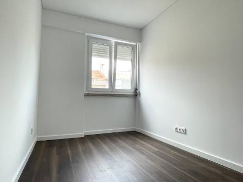 Apartamento T2 - Moscavide - Remodelado - A Estrear - Junto ao Metro