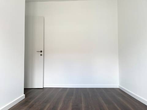 Apartamento T2 - Moscavide - Remodelado - A Estrear - Junto ao Metro