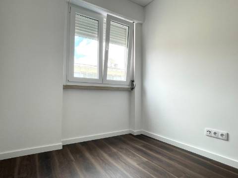 Apartamento T2 - Moscavide - Remodelado - A Estrear - Junto ao Metro