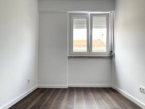 Apartamento T2 - Moscavide - Remodelado - A Estrear - Junto ao Metro