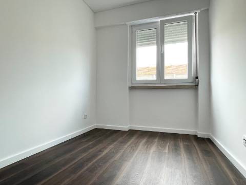 Apartamento T2 - Moscavide - Remodelado - A Estrear - Junto ao Metro