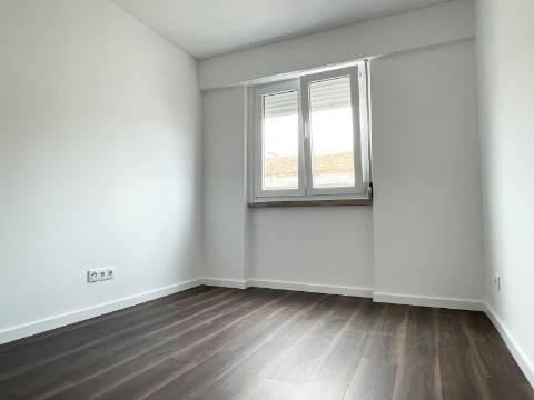 Apartamento T2 - Moscavide - Remodelado - A Estrear - Junto ao Metro