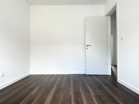 Apartamento T2 - Moscavide - Remodelado - A Estrear - Junto ao Metro