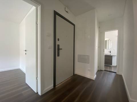 Apartamento T2 - Moscavide - Remodelado - A Estrear - Junto ao Metro