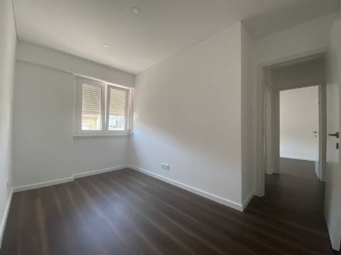Apartamento T2 - Moscavide - Remodelado - A Estrear - Junto ao Metro