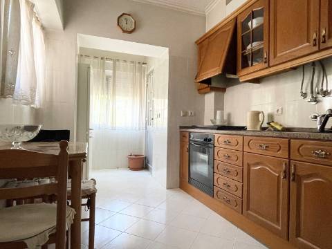 T2 - 1º Andar - Apartamento p/ Venda - Moscavide - Arrecadação e Logradouro