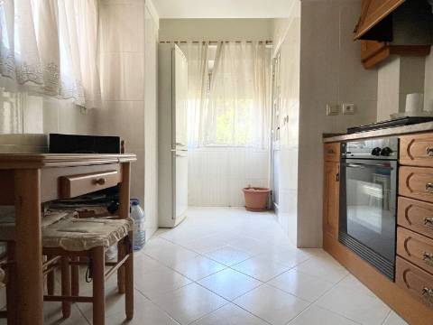T2 - 1º Andar - Apartamento p/ Venda - Moscavide - Arrecadação e Logradouro