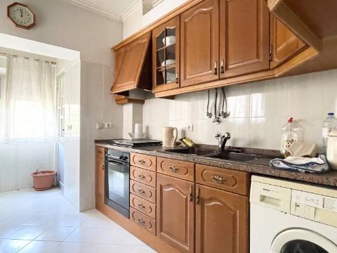 T2 - 1º Andar - Apartamento p/ Venda - Moscavide - Arrecadação e Logradouro