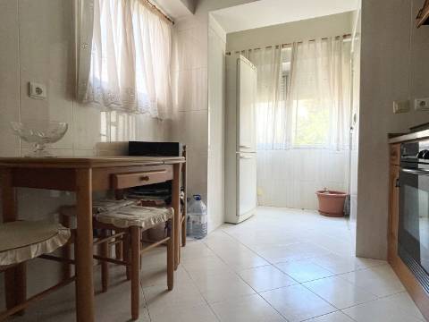 T2 - 1º Andar - Apartamento p/ Venda - Moscavide - Arrecadação e Logradouro