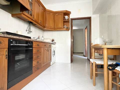 T2 - 1º Andar - Apartamento p/ Venda - Moscavide - Arrecadação e Logradouro