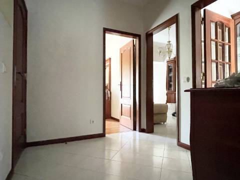 T2 - 1º Andar - Apartamento p/ Venda - Moscavide - Arrecadação e Logradouro