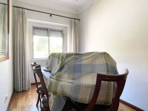 T2 - 1º Andar - Apartamento p/ Venda - Moscavide - Arrecadação e Logradouro