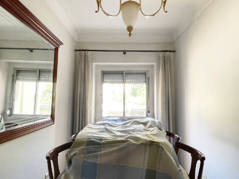 T2 - 1º Andar - Apartamento p/ Venda - Moscavide - Arrecadação e Logradouro