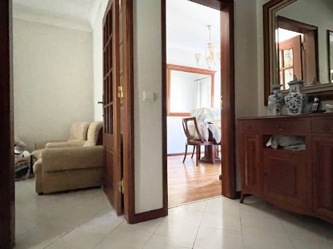 T2 - 1º Andar - Apartamento p/ Venda - Moscavide - Arrecadação e Logradouro