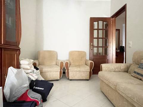 T2 - 1º Andar - Apartamento p/ Venda - Moscavide - Arrecadação e Logradouro