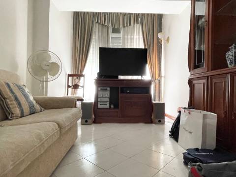 T2 - 1º Andar - Apartamento p/ Venda - Moscavide - Arrecadação e Logradouro