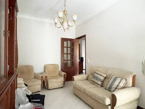 T2 - 1º Andar - Apartamento p/ Venda - Moscavide - Arrecadação e Logradouro