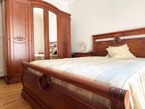 T2 - 1º Andar - Apartamento p/ Venda - Moscavide - Arrecadação e Logradouro