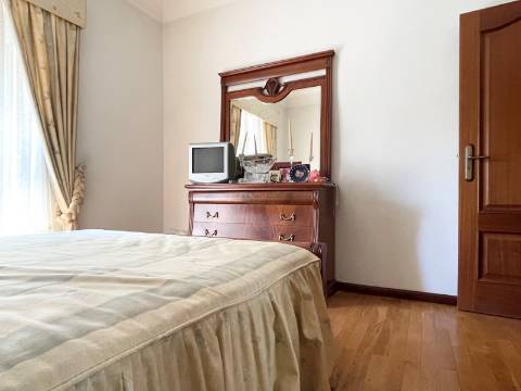 T2 - 1º Andar - Apartamento p/ Venda - Moscavide - Arrecadação e Logradouro