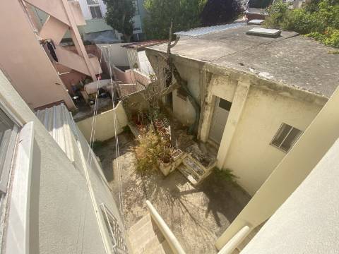 T2 - 1º Andar - Apartamento p/ Venda - Moscavide - Arrecadação e Logradouro