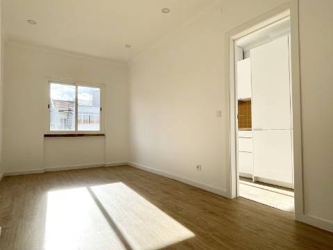 Apartamento T2 em Moscavide - Remodelado - VARANDA