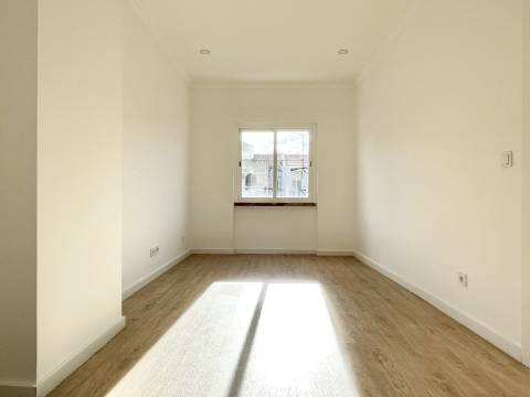 Apartamento T2 em Moscavide - Remodelado - VARANDA