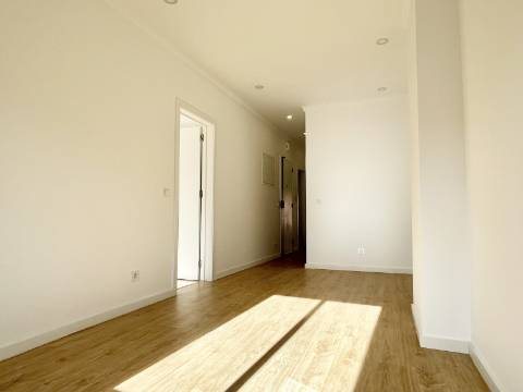 Apartamento T2 em Moscavide - Remodelado - VARANDA