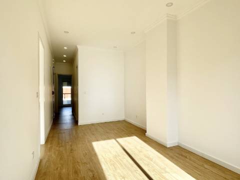 Apartamento T2 em Moscavide - Remodelado - VARANDA
