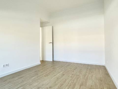 Apartamento T2 em Moscavide - Remodelado - VARANDA