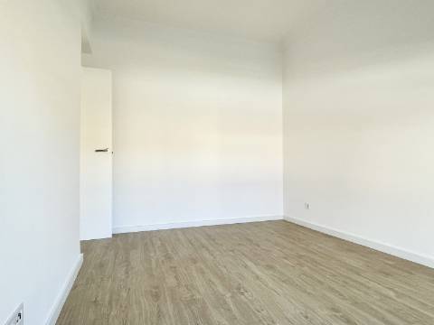 Apartamento T2 em Moscavide - Remodelado - VARANDA