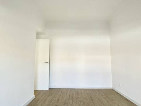 Apartamento T2 em Moscavide - Remodelado - VARANDA