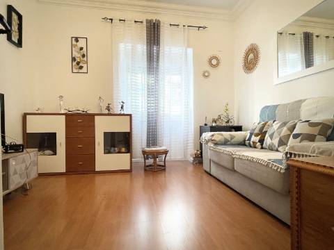 Apartamento T2 - Moscavide - Remodelado - RCH a nível de 1º andar - METRO