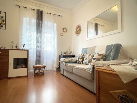 Apartamento T2 - Moscavide - Remodelado - RCH a nível de 1º andar - METRO