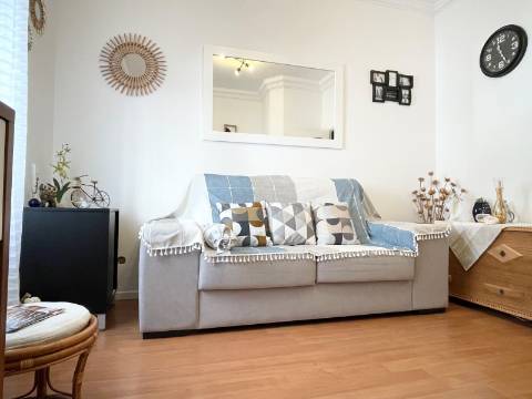 Apartamento T2 - Moscavide - Remodelado - RCH a nível de 1º andar - METRO