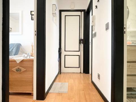 Apartamento T2 - Moscavide - Remodelado - RCH a nível de 1º andar - METRO