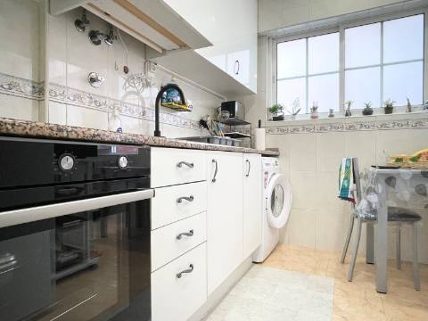 Apartamento T2 - Moscavide - Remodelado - RCH a nível de 1º andar - METRO