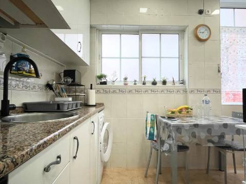 Apartamento T2 - Moscavide - Remodelado - RCH a nível de 1º andar - METRO