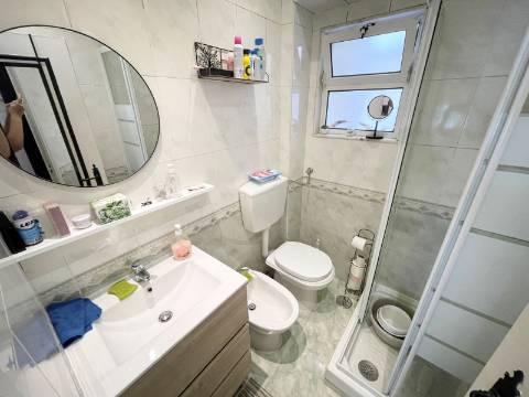Apartamento T2 - Moscavide - Remodelado - RCH a nível de 1º andar - METRO