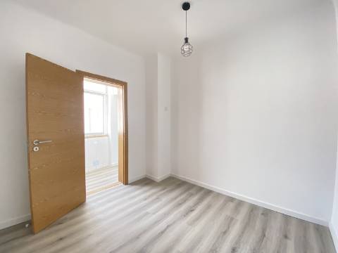 T2+1 - Moscavide - Recuperado - 4º andar - Varanda